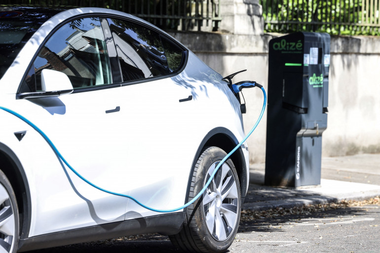 1670119-une-voiture-electrique-en-train-d-etre-rechargee-le-17-juillet-2023